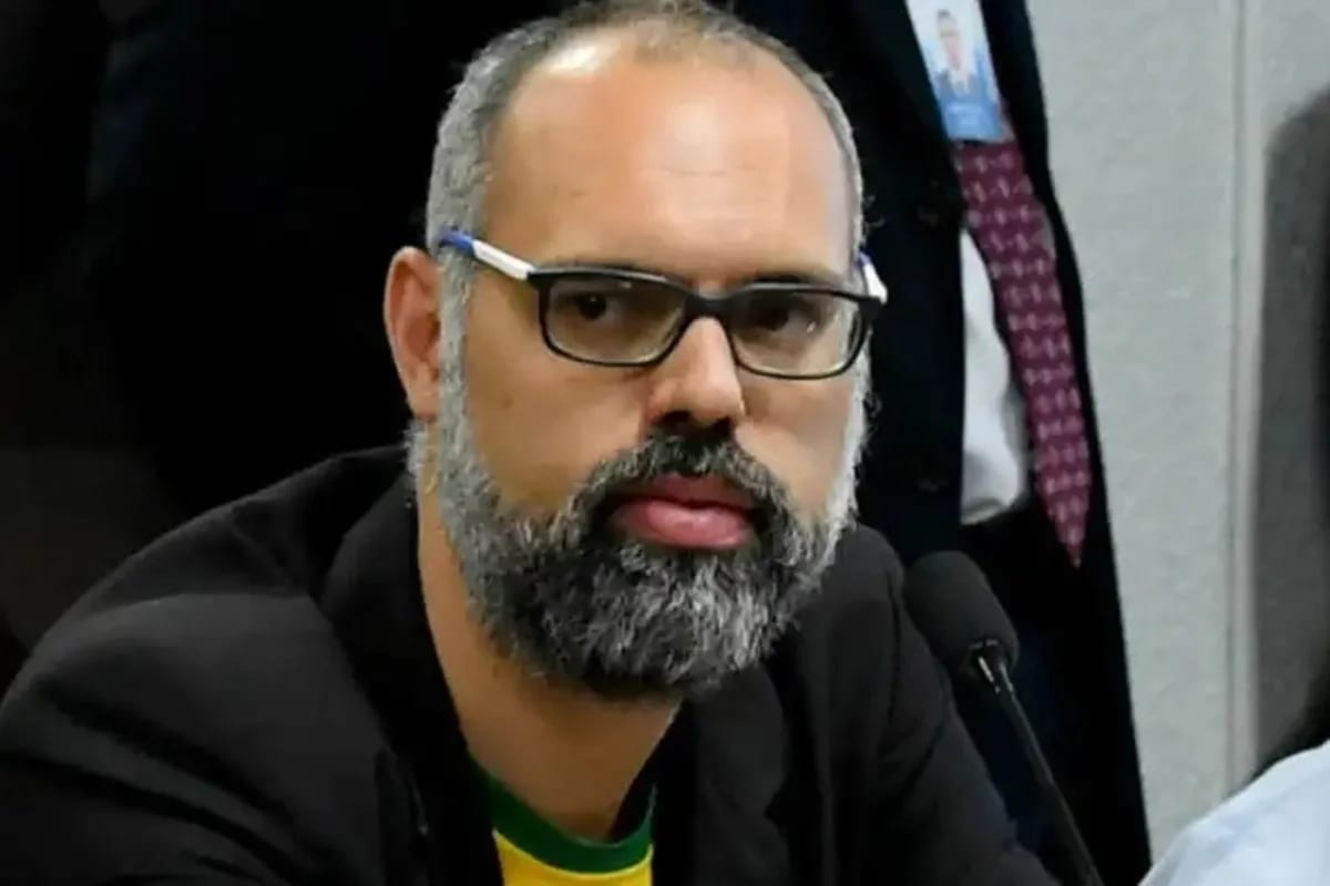 Allan dos Santos volta a alfinetar Nikolas Ferreira após áudios com Vorcaro
