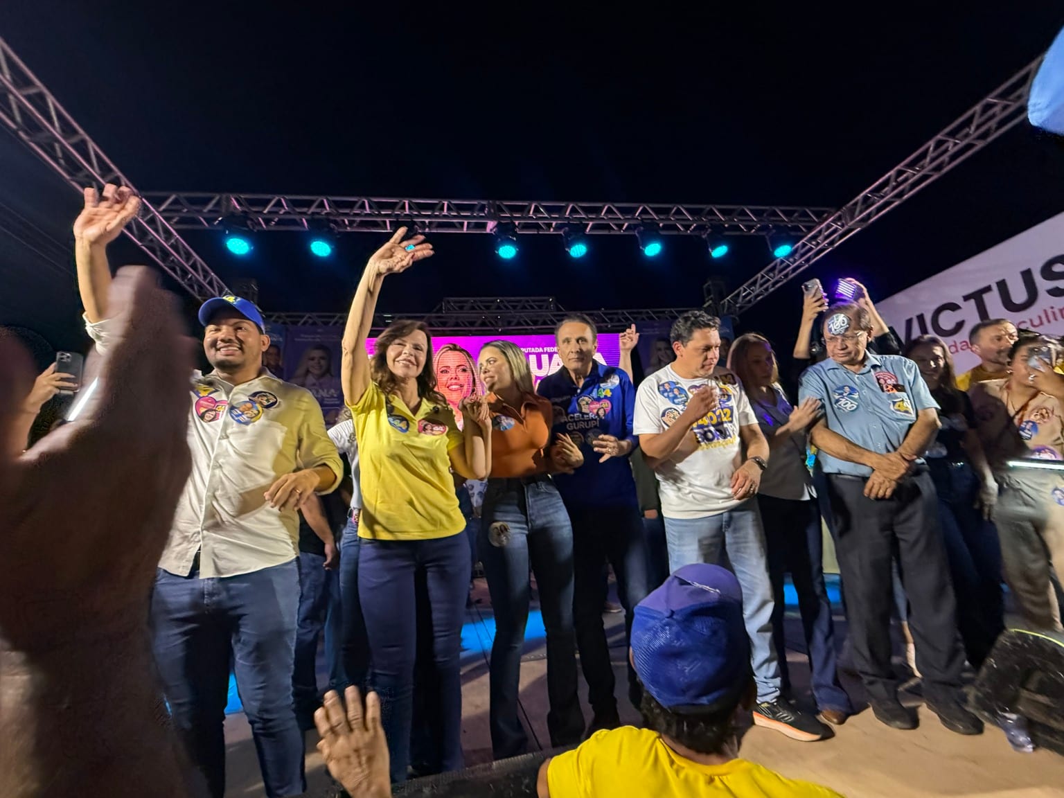 Campanha de Dorinha movimenta Gurupi com governador e aliados chegando no meio da multidão