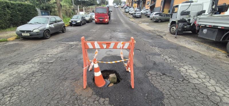 Obra de drenagem bloqueia Rua Nestor Carlos Fedrizzi em Caxias do Sul nesta quarta-feira (2)