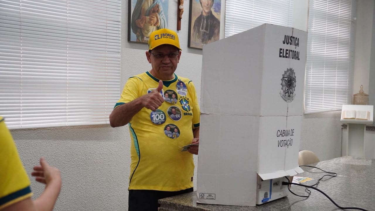 Eli Borges votou em Palmas e foi acompanhado por esposa e filho