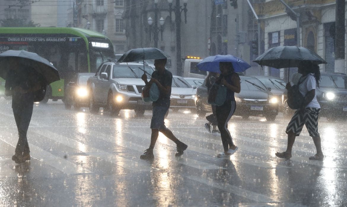 SP, MT, PR, RJ e MS têm alerta de tempestades e chuva de granizo neste domingo (25) de Eleições