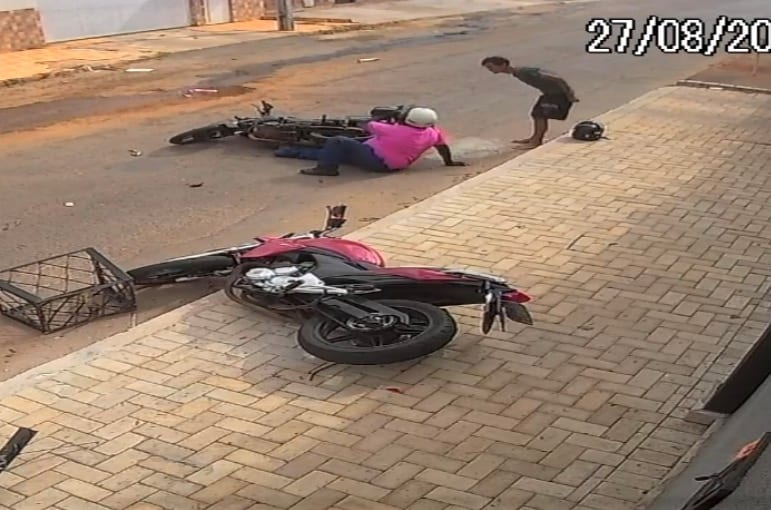 Câmeras de segurança registram acidente entre duas motocicletas em Anápolis