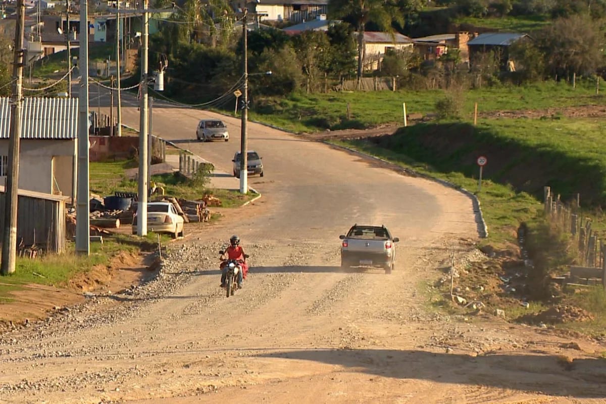 Moradores de Amaral Ferrador reclamam de atrasos na pavimentação da RS-354