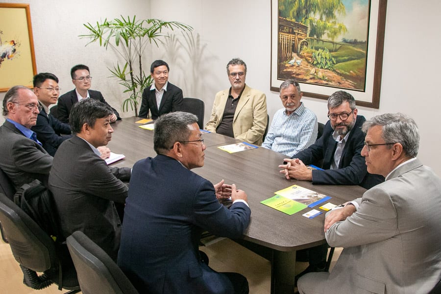 Reitoria da UFSC recebe pesquisadores da Academia Chinesa de Ciências Sociais
