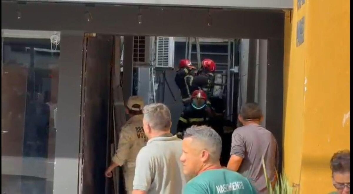 Incêndio atinge loja de tecidos no Umarizal e mobiliza moradores em Belém