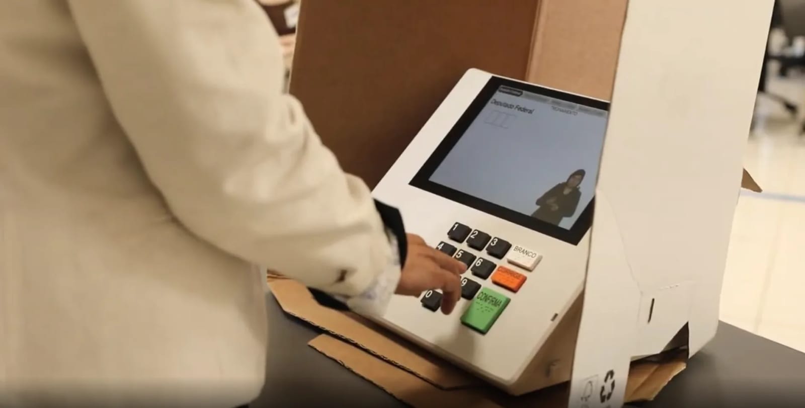 1,7 milhão de paranaenses que faltaram no primeiro turno podem votar no segundo