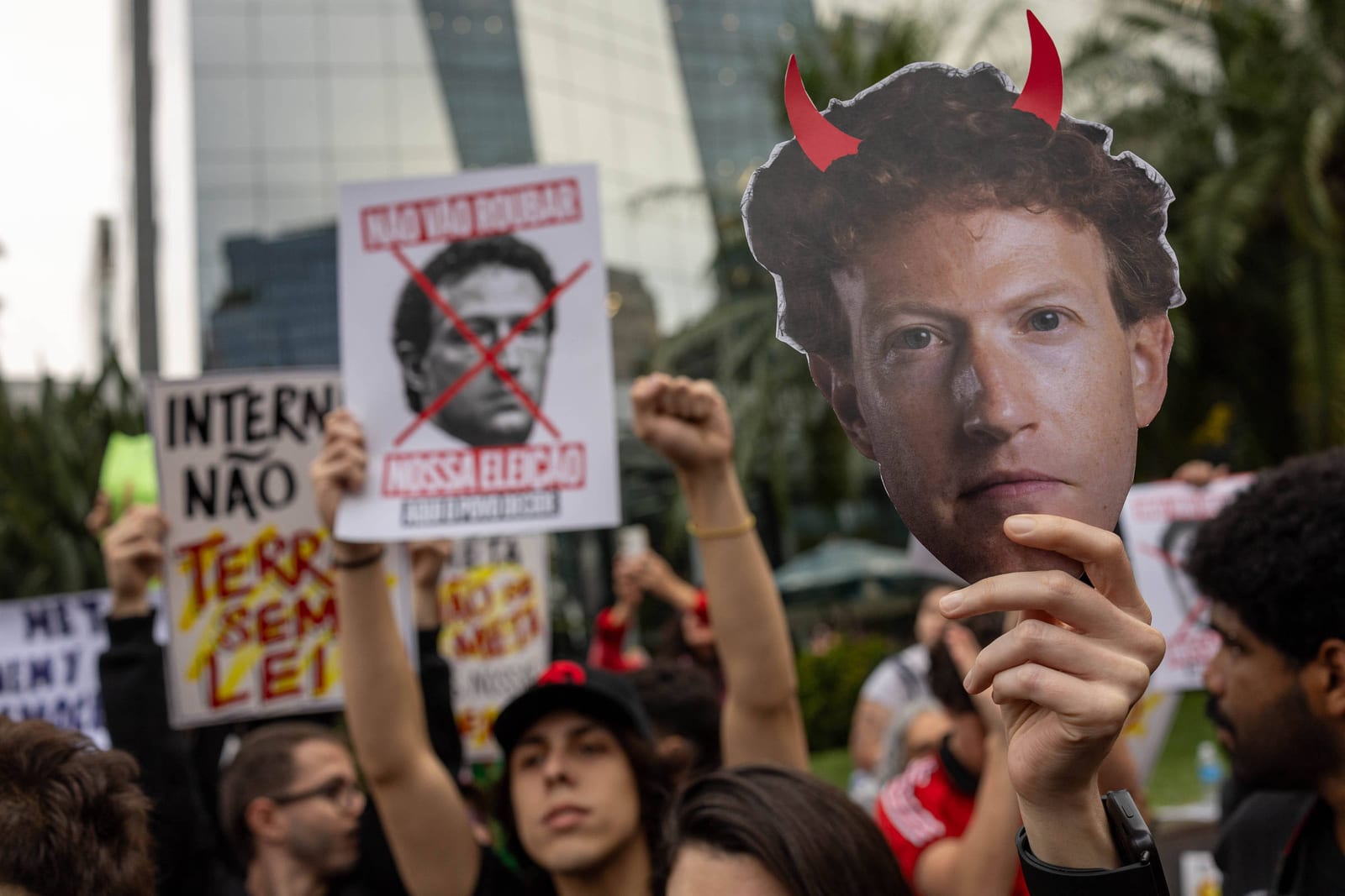Manifestantes pró‑Lula protestam na sede da Meta em São Paulo