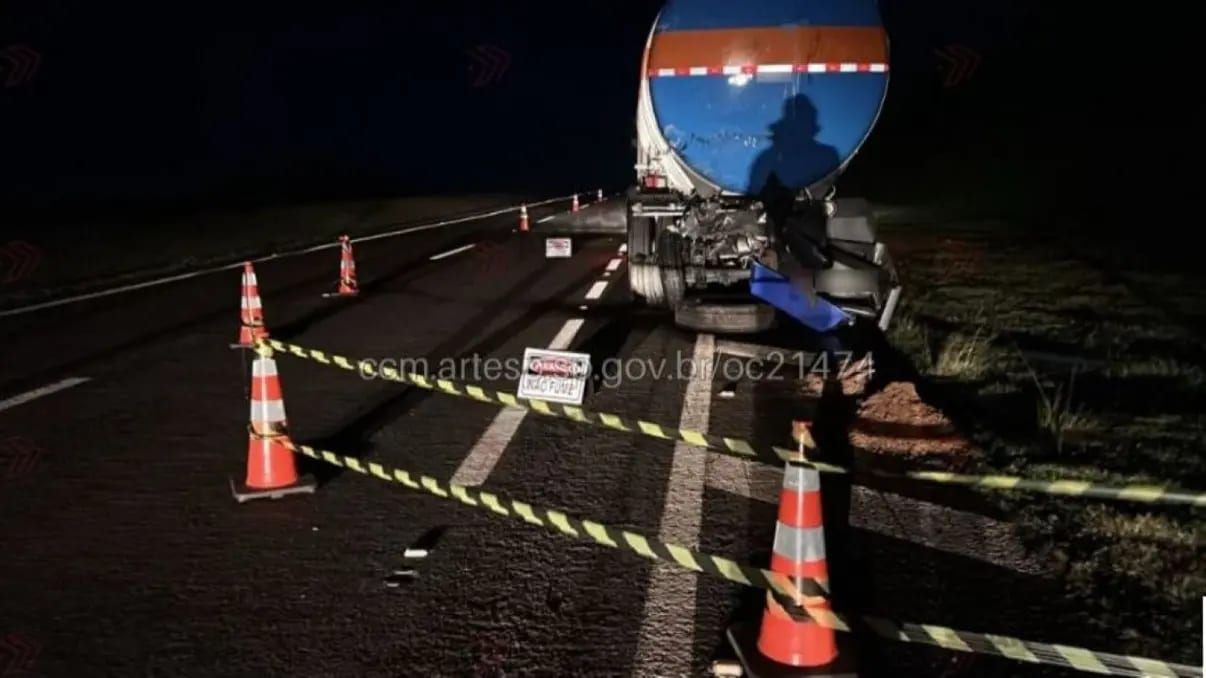 Acidente entre carretas vaza álcool na Rodovia Raposo Tavares