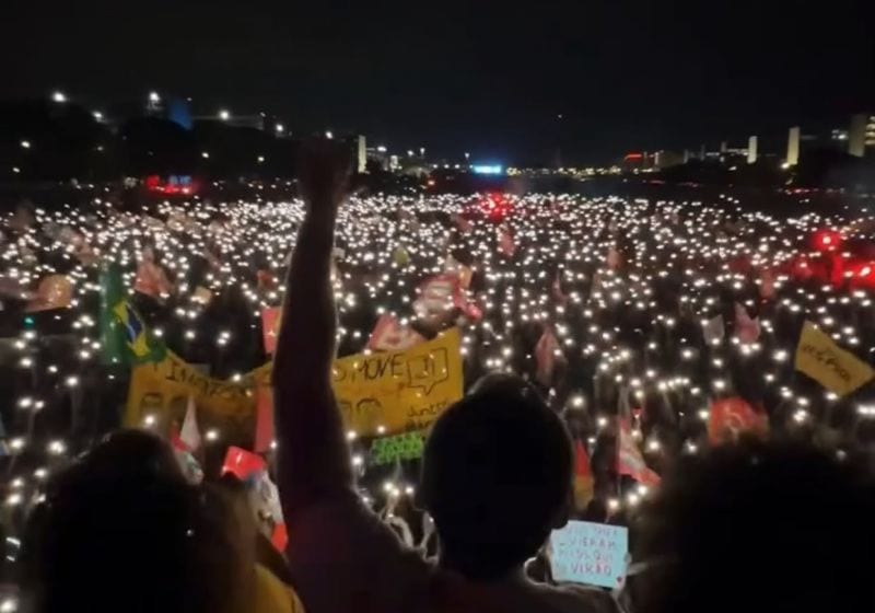 Estudantes fazem manifestação histórica em Brasília e lotam Esplanada em apoio a Lula; vídeo