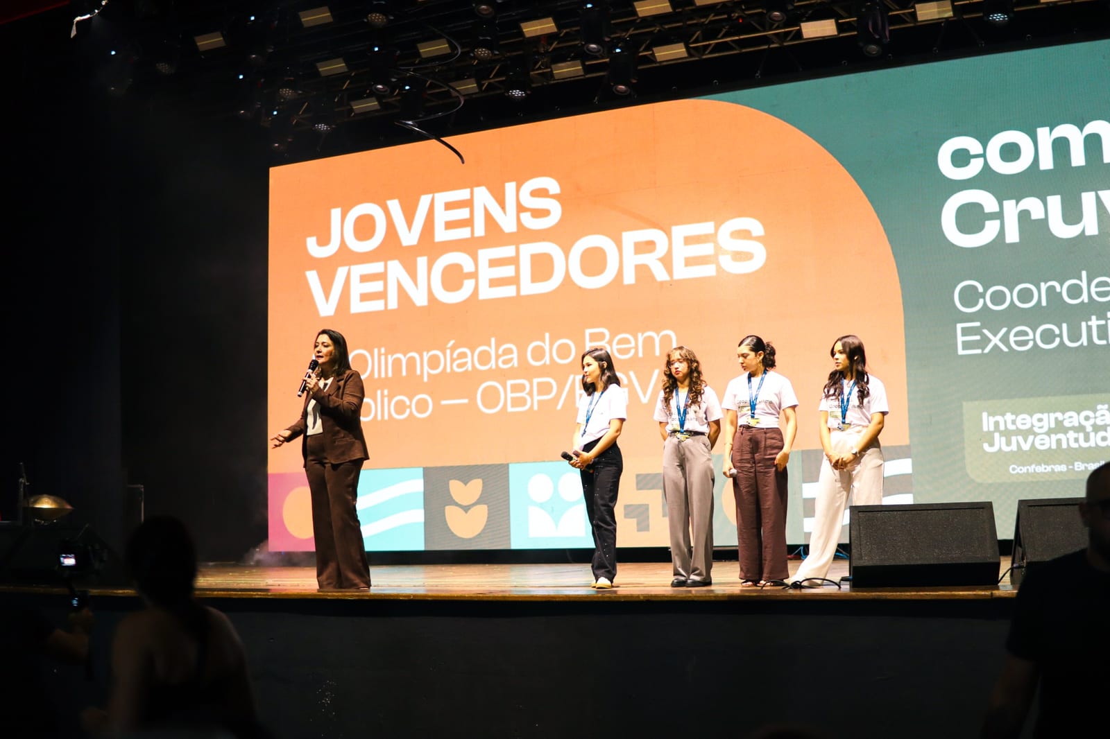 Com jovens entre os mais inadimplentes do país, evento reúne 3 mil estudantes para falar sobre educação financeira