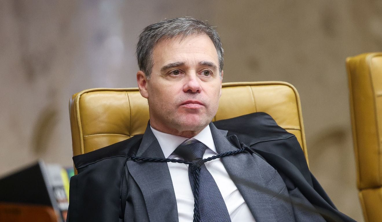 Mendonça sorteado para relatar ação que pede quebra dos sigilos de Flávio e Lula