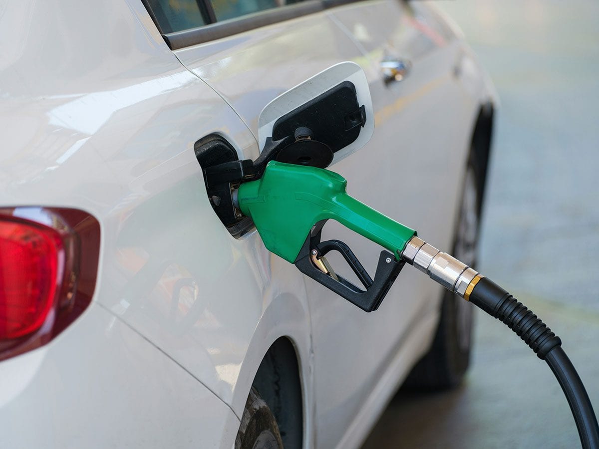 A 16 dias do segundo turno, governo zera tributos federais sobre gasolina