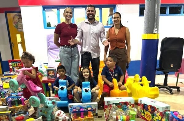 Novo Acordo entrega 257 uniformes e brinquedos à Creche Mãe Duvigem