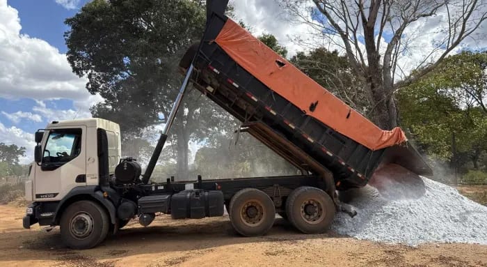 Gurupi entrega 260 toneladas de calcário a 18 produtores da agricultura familiar