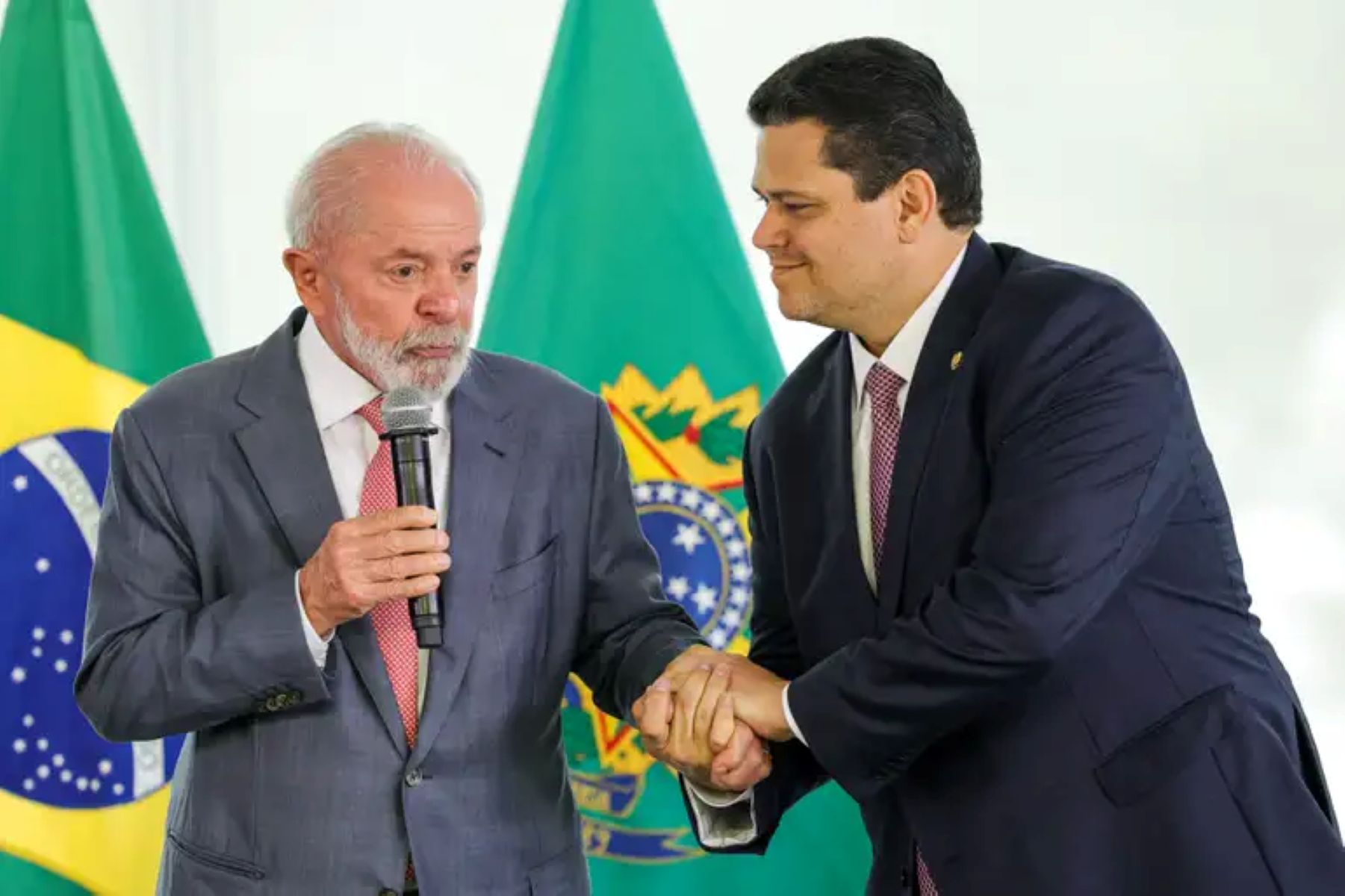 Lula e Alcolumbre reatam diálogo após três meses