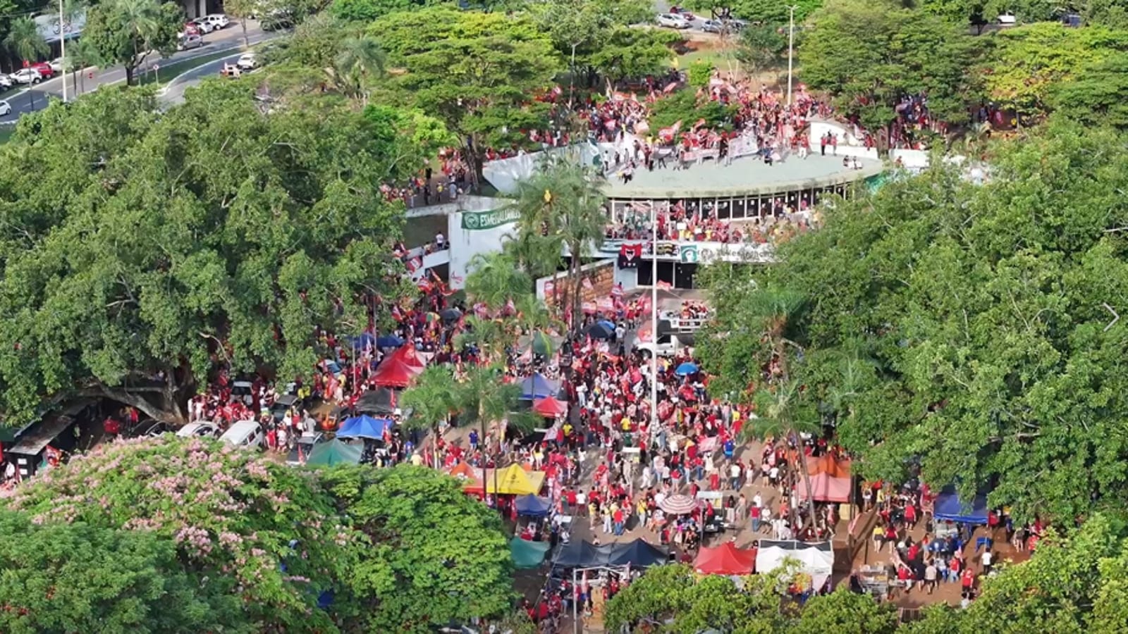 Apoiadores de Lula fazem manifestação em Goiânia na véspera da eleição