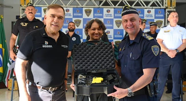 Goiânia moderniza Guarda Civil com entrega de armas de choque e novos veículos