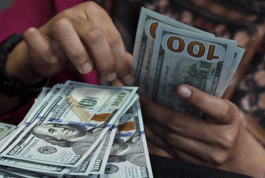 Após bater os R$ 5,40 com reeleição de Lula, até onde o dólar pode ir?
