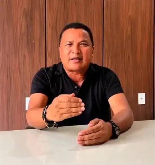 “Que a direita tocantinense não se surpreenda com Vicentinho fazendo o “L” com Kátia e Laurez; é tudo pelo poder”, criti