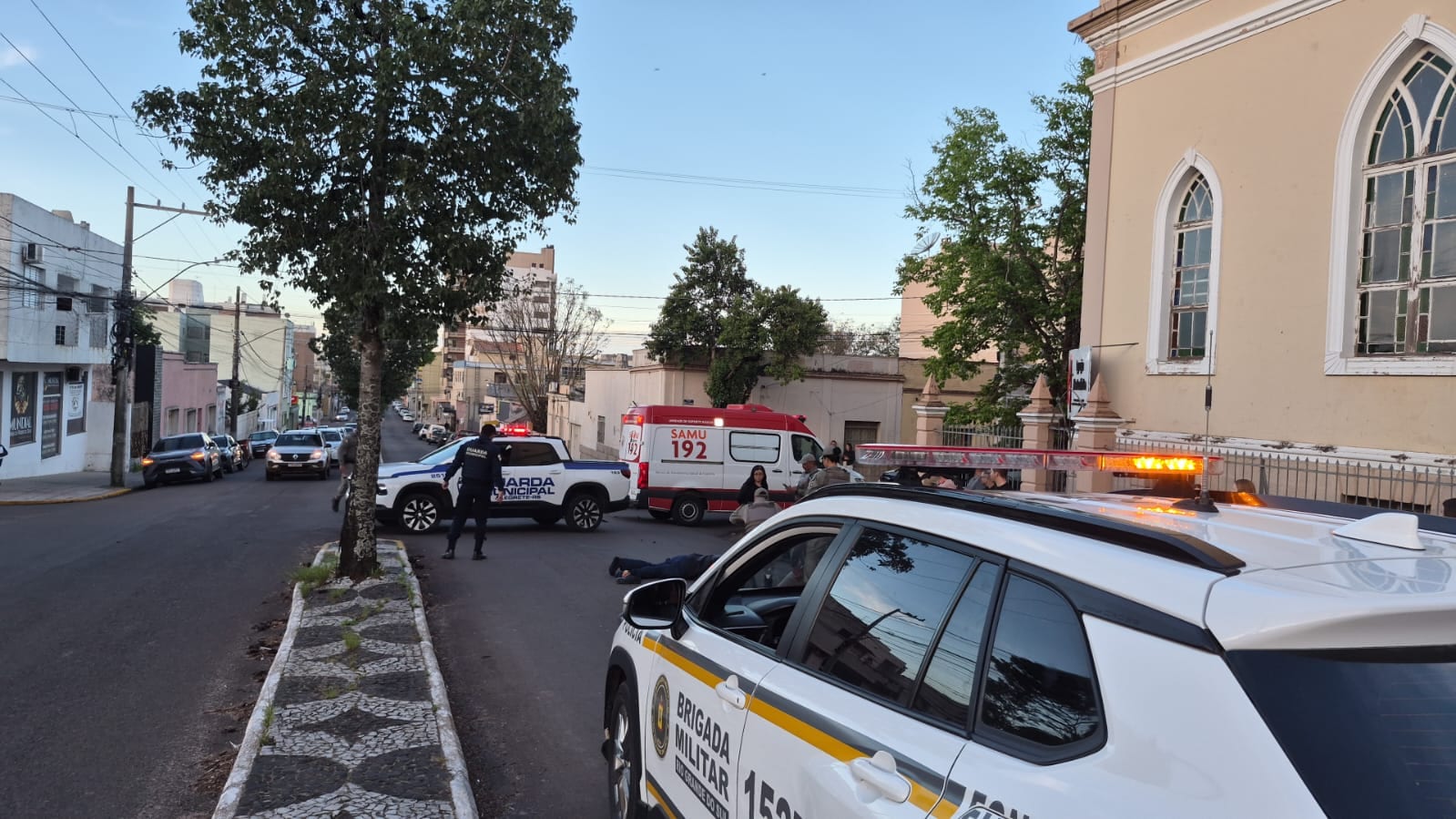 Enfermeiro sofre fratura em grave acidente entre Onix e moto