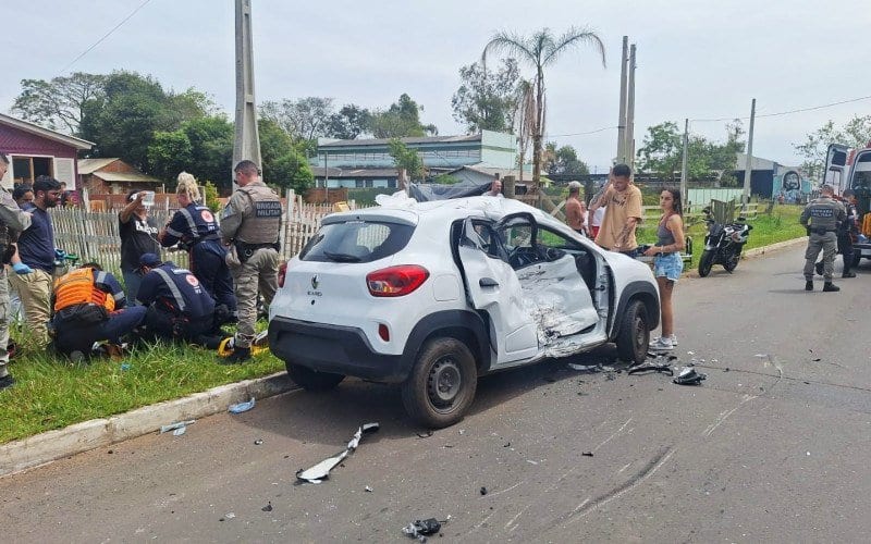 VÍDEO: PM é arremessado em acidente entre carro e moto em Canoas