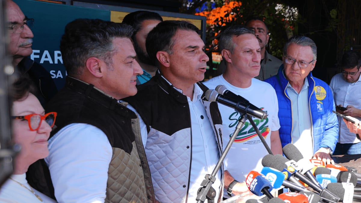 Flávio chama encontro de Mendonça com Vorcaro de "cortina de fumaça”