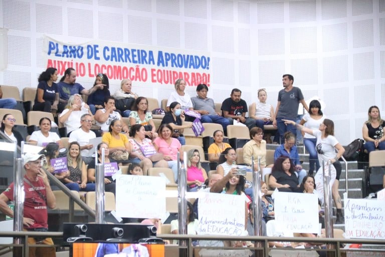 CCJ aprova reestruturação da carreira de servidores administrativos da Educação