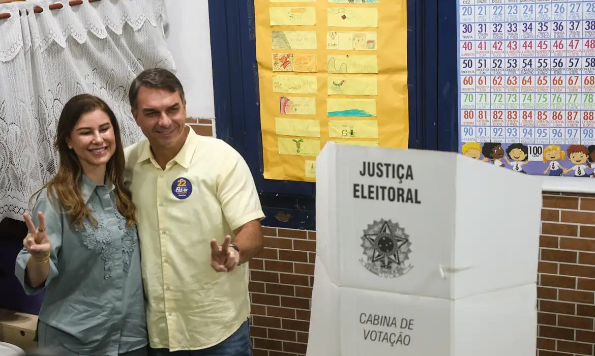 Ao votar no Rio de Janeiro, Flávio diz que representa a mudança