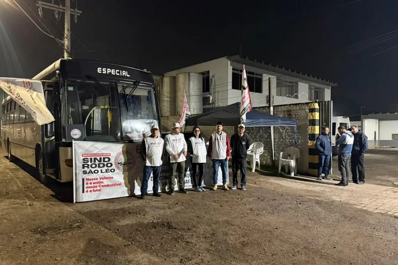 Salários atrasados fazem trabalhadores da Visac paralisarem ônibus em Esteio