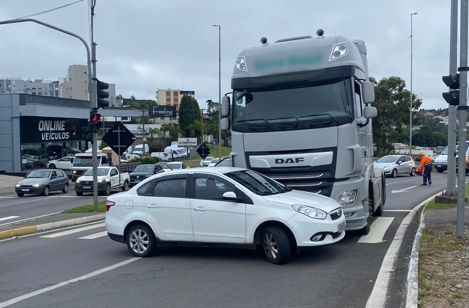 Acidente entre caminhão e carro causa danos materiais na RSC-453, em Farroupilha
