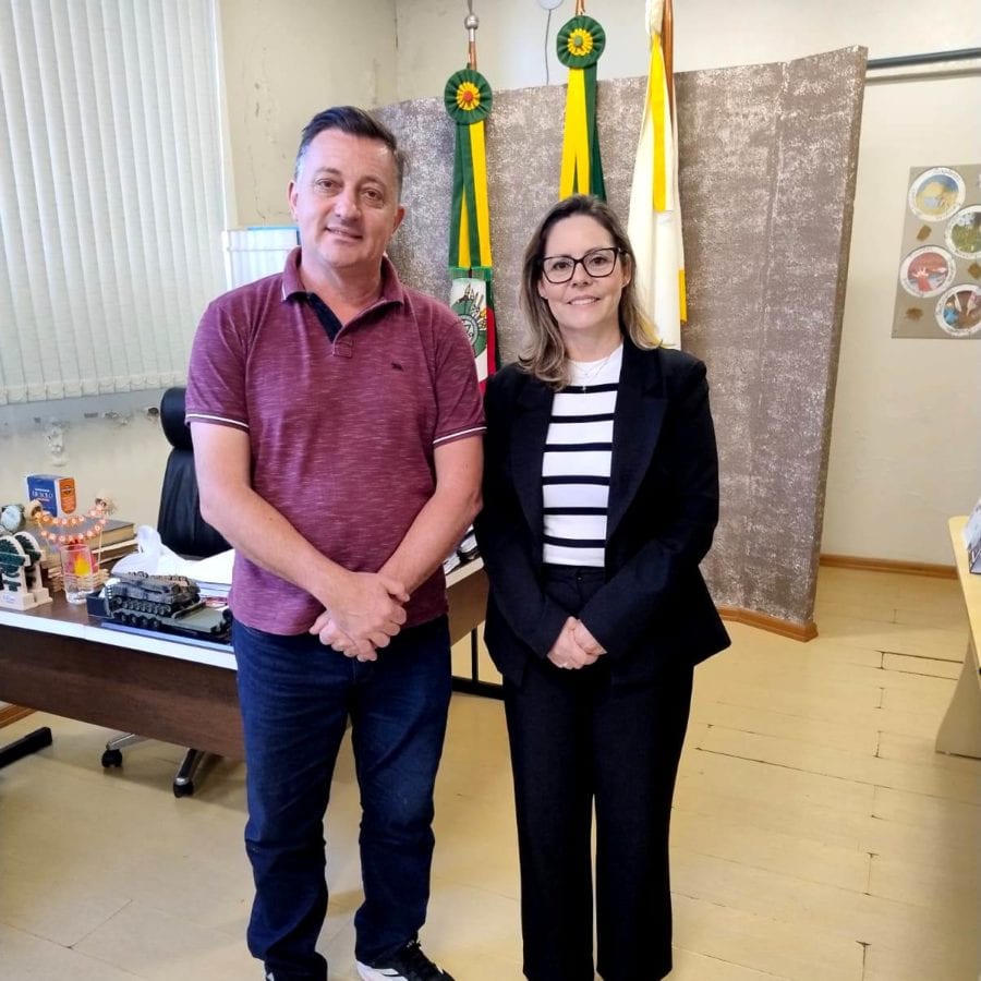 Prefeito de Três Passos recebe assessora da Fecomércio-RS por ponte internacional