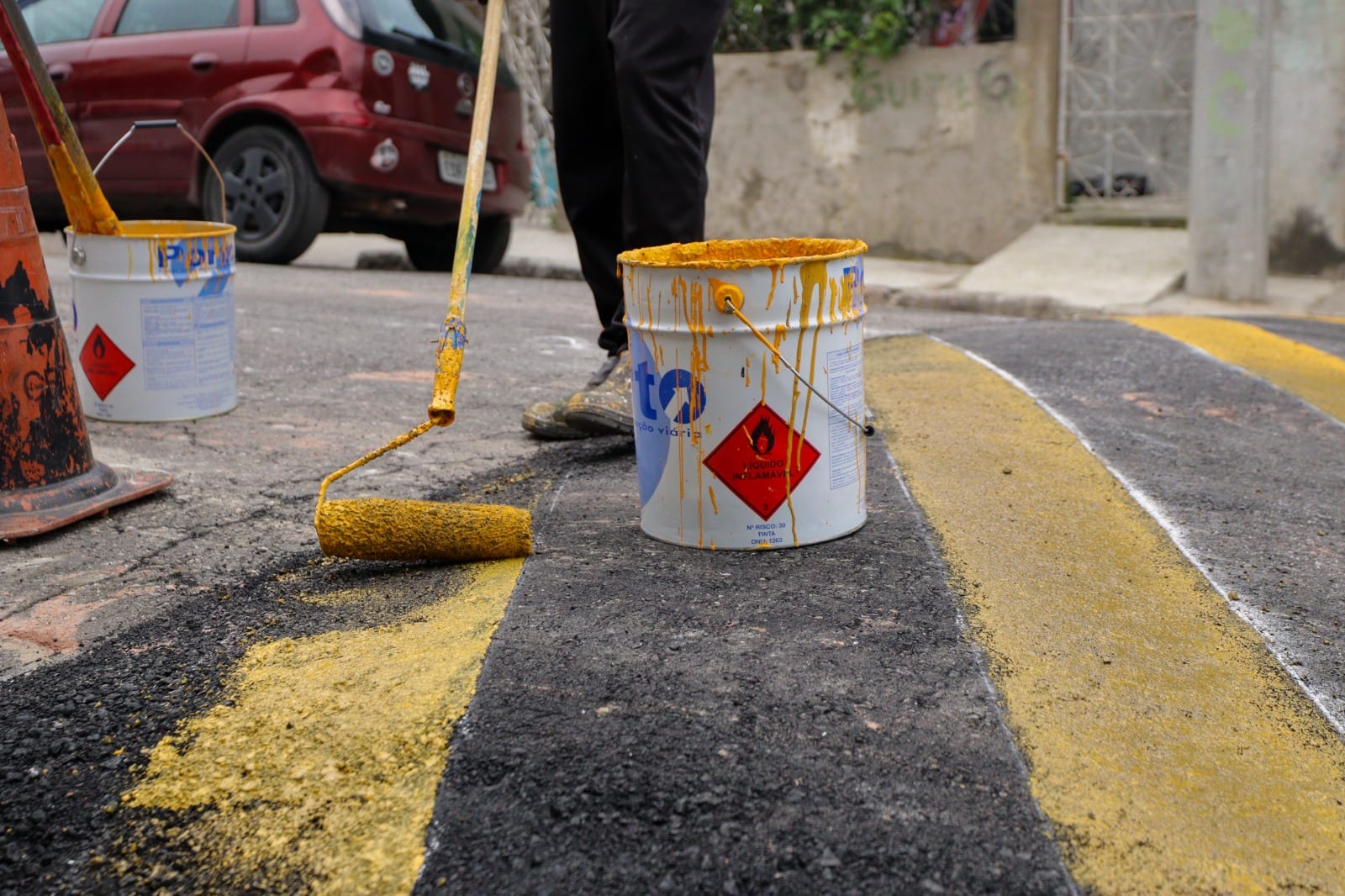 Ferraz pinta lombadas e renova sinalização na Rua Nair Sant’Ana