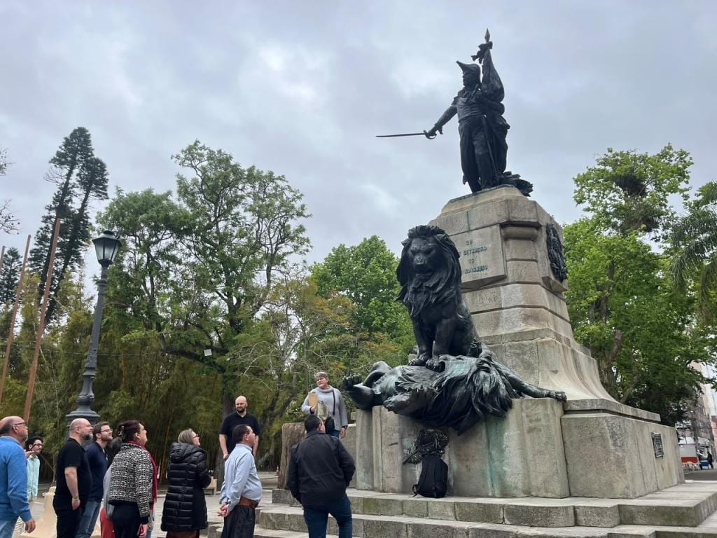 Restauro do túmulo de Bento Gonçalves inicia com visita de pesquisadores da UFPel