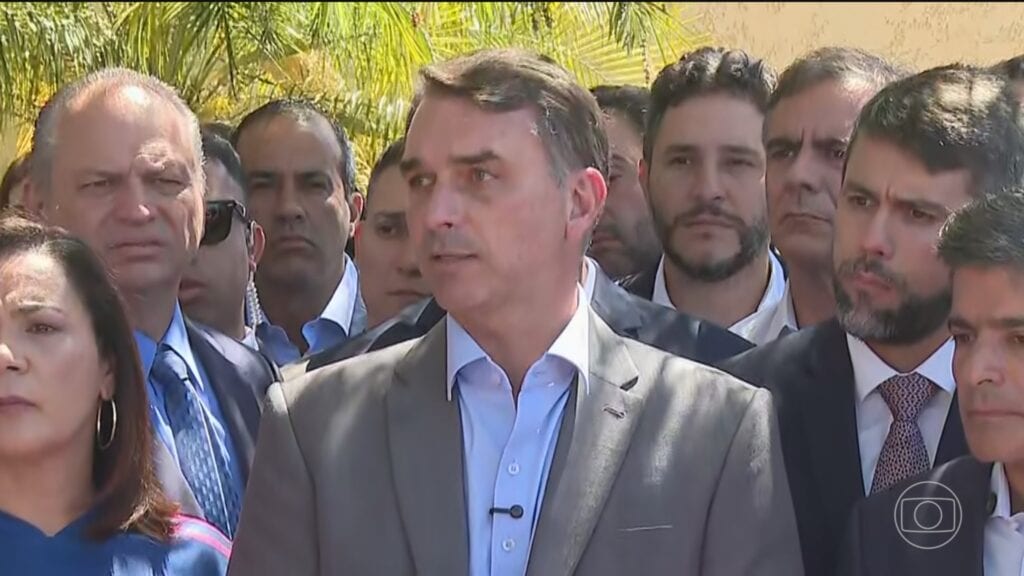 Flávio propõe mudança na legislação para acabar com a reeleição