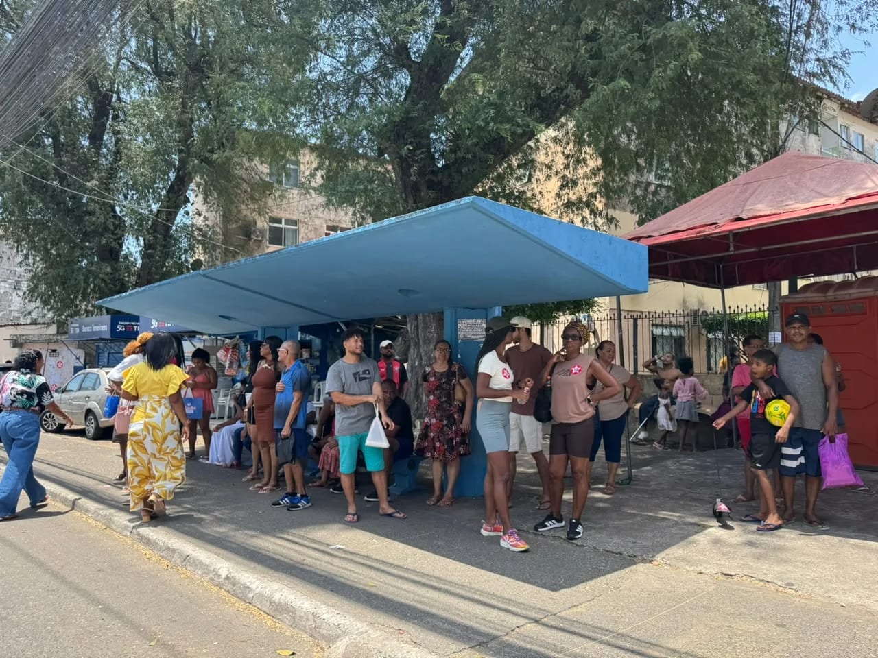 Prefeitura de Salvador retém ônibus e eleitores sofrem com atrasos para conseguir votar
