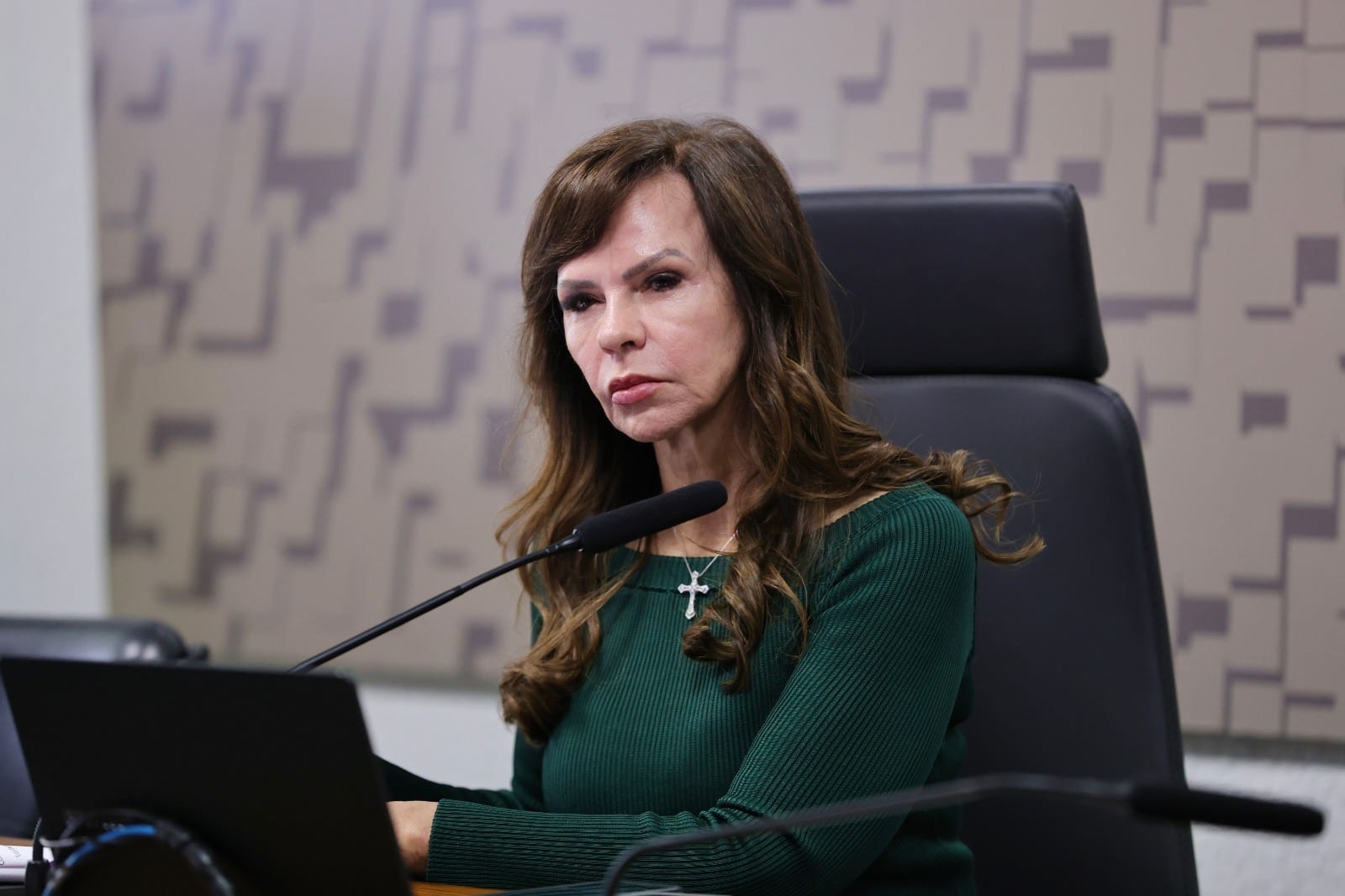 Senado aprova relatório de Dorinha que endurece pena para incitação a crimes na internet