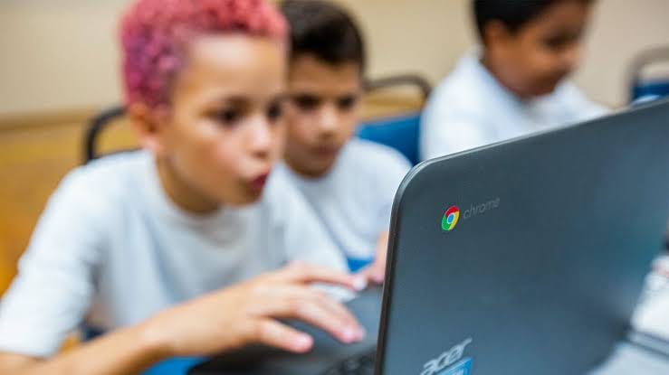 CNE aprova novas regras para o uso de IA em escolas e universidades; correção de redações por inteligência artificial fi