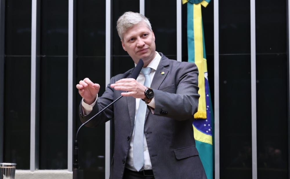"Isso é coisa de ditadura": Marcel van Hattem se pronuncia na Câmara sobre apreensão de passaporte de Flávio Bolsonaro