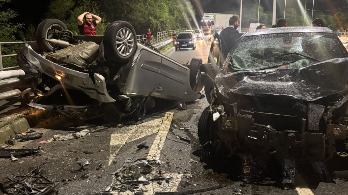 Colisão entre veículos deixa dois jovens mortos em SC e equipes de resgate isolam a área no Vale do Itajaí