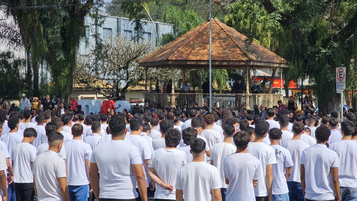 430 jovens juram à bandeira; GCM recebe 19 novas armas em Santa Isabel