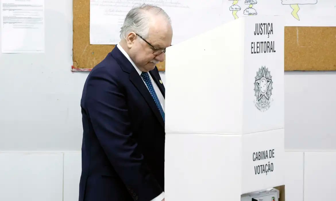‘Soberania popular’: lideranças políticas votam e destacam fortalecimento da democracia