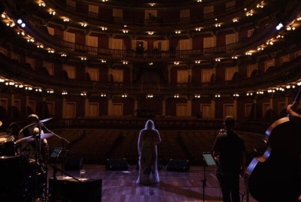 Fafá de Belém reafirma apoio a Lula em show histórico no Theatro da Paz