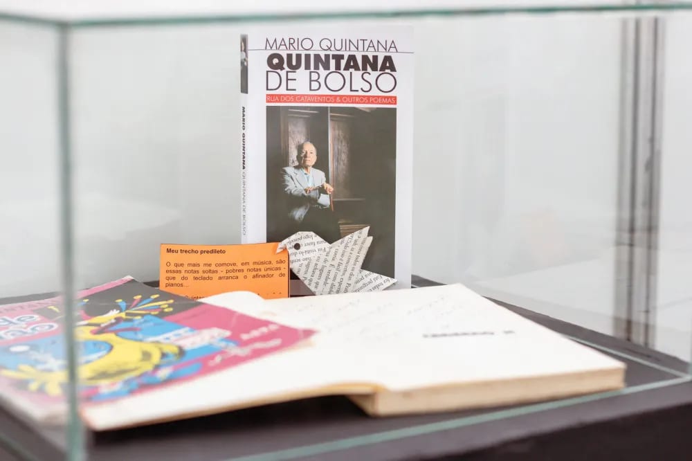 Exposição na Feira do Livro celebra os 120 anos de Mario Quintana