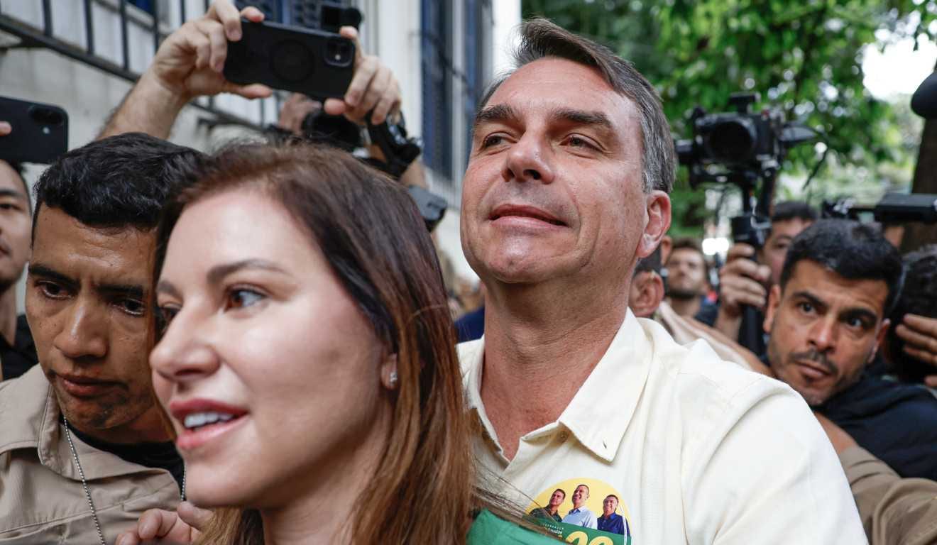 Governo dos EUA diz que emitirá vistos para Flávio Bolsonaro e familiares