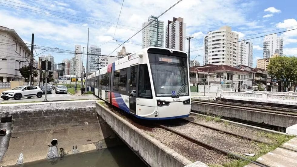 Acidente na madrugada: homem é reanimado por bombeiros após cair com moto dentro de canal