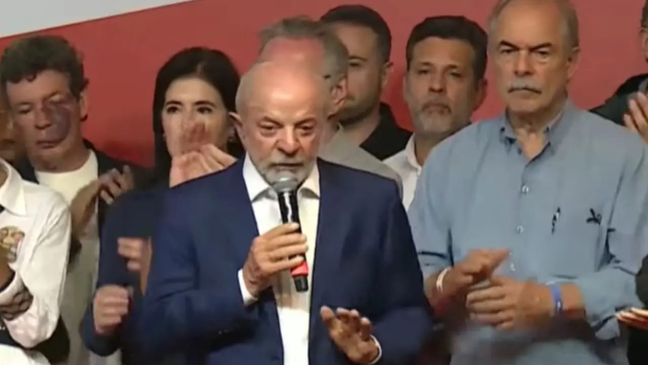 Lula admite frustração com 1º turno e diz que campanha recomeça nesta segunda (5)