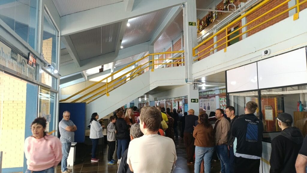 Escola João Caruso registra filas na manhã do primeiro turno, domingo (4)