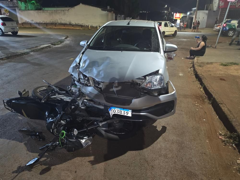 Acidente entre carro e moto deixa duas pessoas feridas no bairro de Lourdes, em Anápolis
