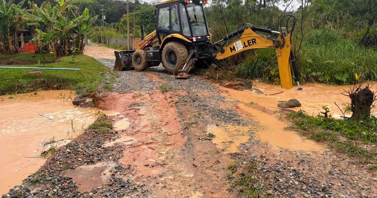 Prefeitura de Piedade faz serviço emergencial por alagamento no Bairro dos Leites