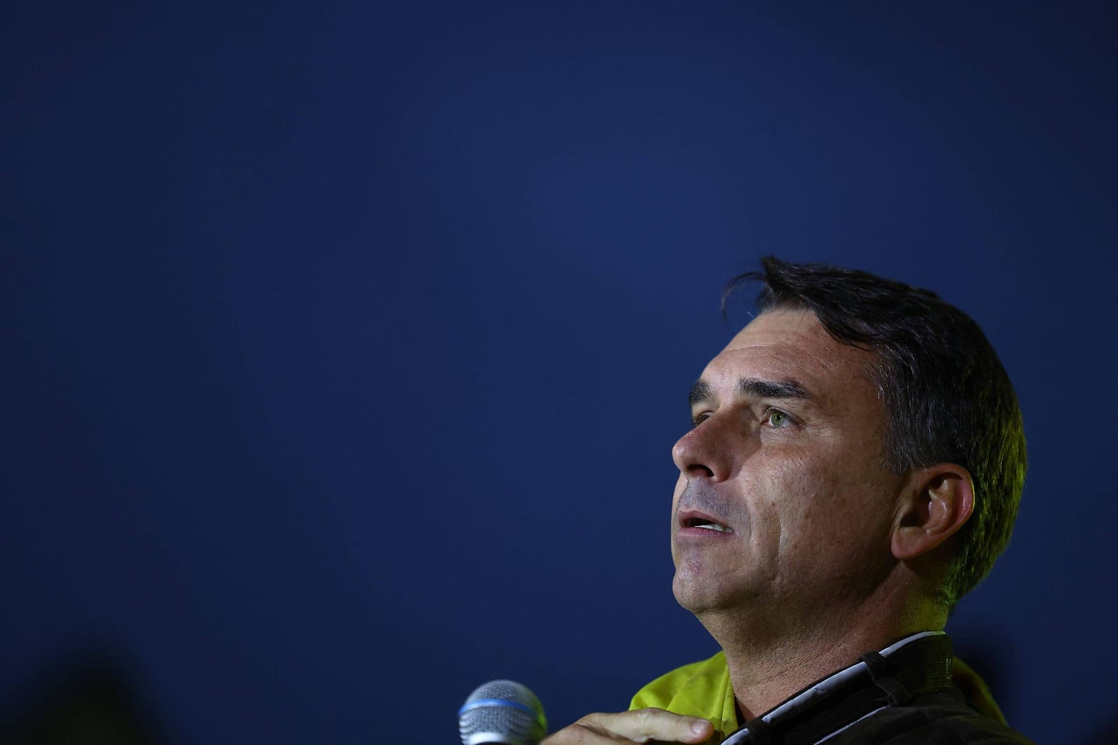 Justiça barra entrega de título de cidadão a Flávio Bolsonaro em Salvador